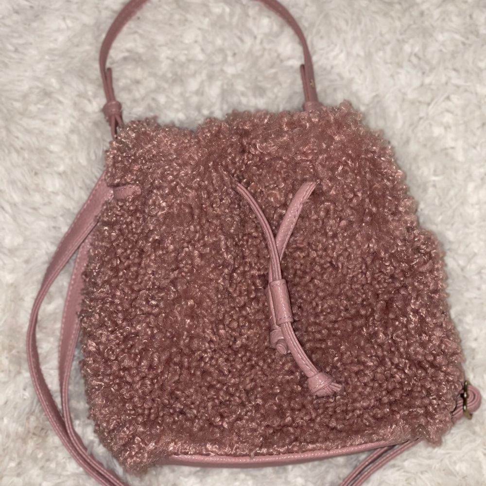 New Shearling bucket bag blush